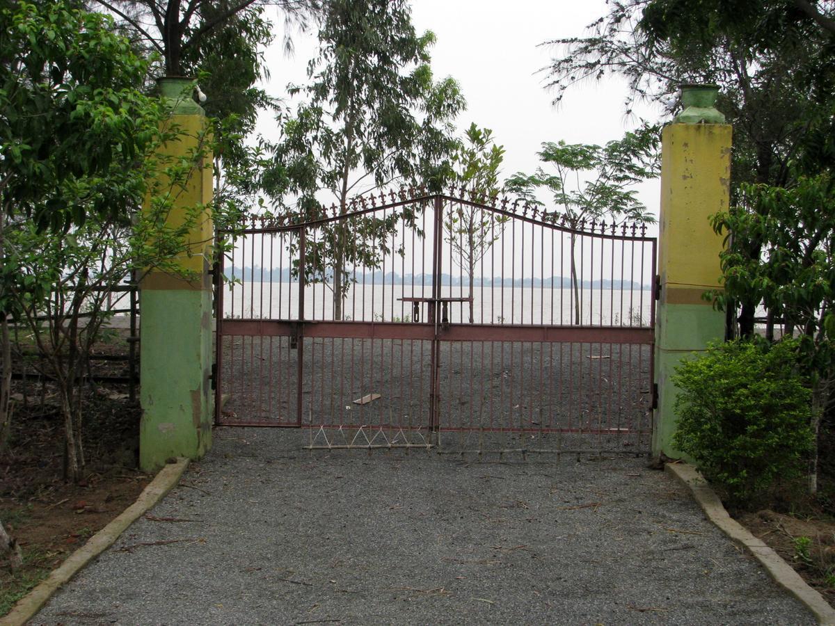 Estuarine Village Resort Satabhaya Exterior photo